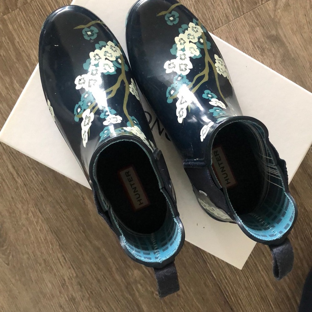 Very good condition like new size 6